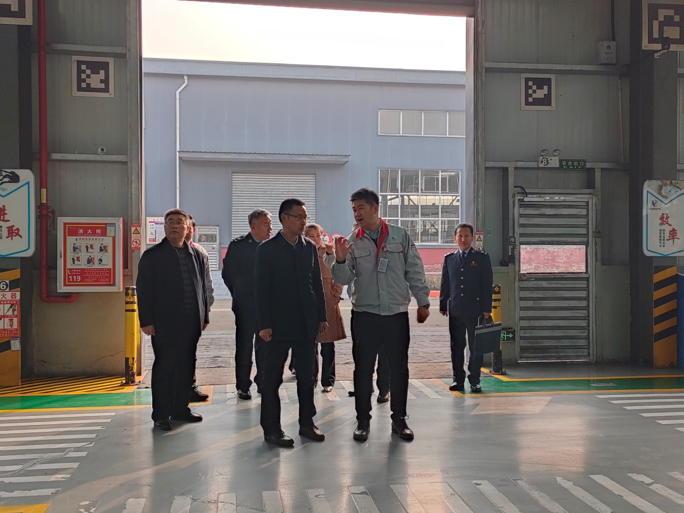 臨汾市稅務(wù)局黨委書記、局長張鎖林一行蒞臨我司調(diào)研服務(wù)