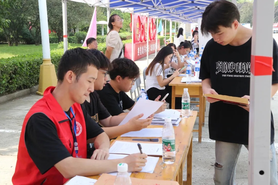 華翔學(xué)院新生報(bào)到，迎新啦！